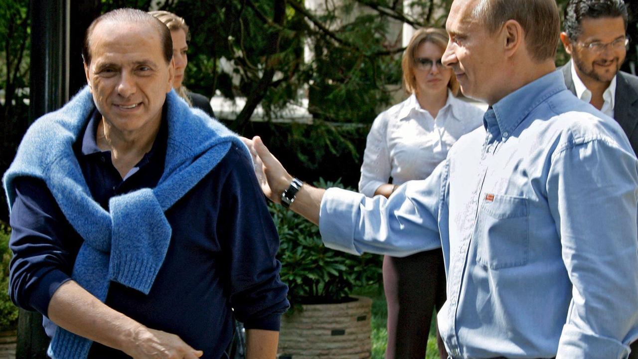 Berlusconi con Putin a Villa Certosa in una foto del 2005