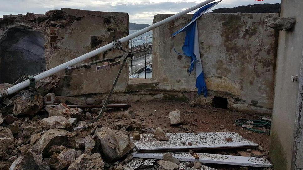 Torre ferita, l’opposizione attacca