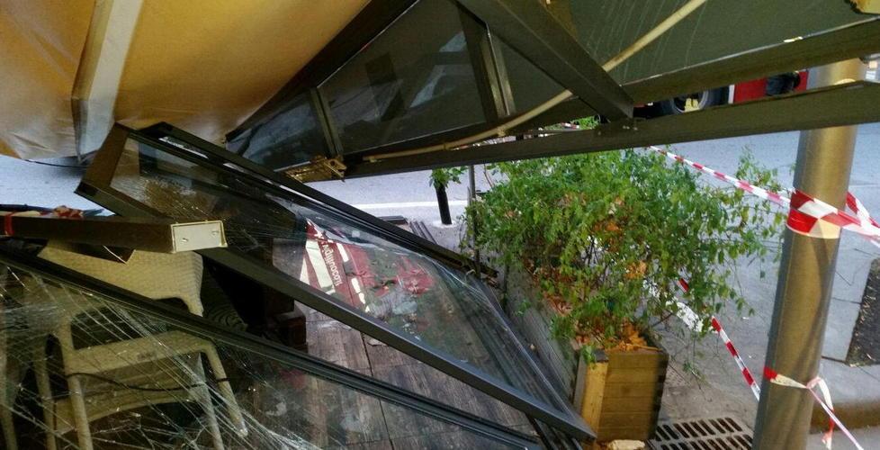 Autobus sterza e distrugge il gazebo del bar 