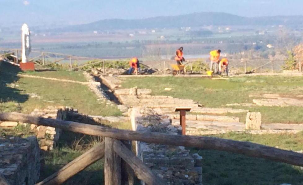Migranti al lavoro negli scavi di Roselle «L’idea funziona» 