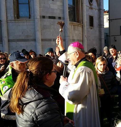Il vescovo Castellani benedice gli animali nei Pratini di piazzale Arrigoni