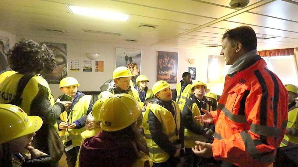 E i bambini scoprono il mondo “separato” di navi e container