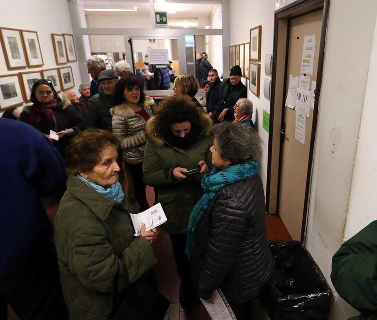 Cittadini infuriati Assalto a Master 