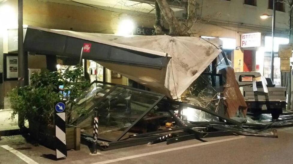 Autobus sterza e distrugge il gazebo del bar