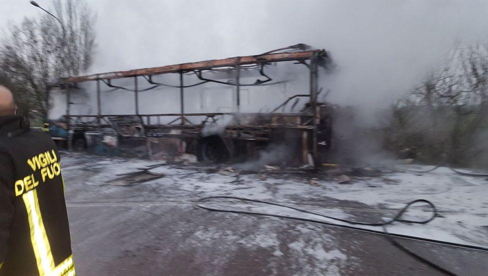 Corriera distrutta dalle fiamme