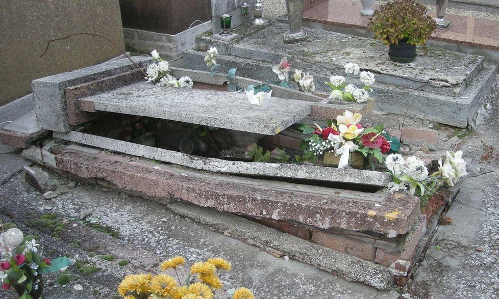 Tombe rotte, che degrado al cimitero