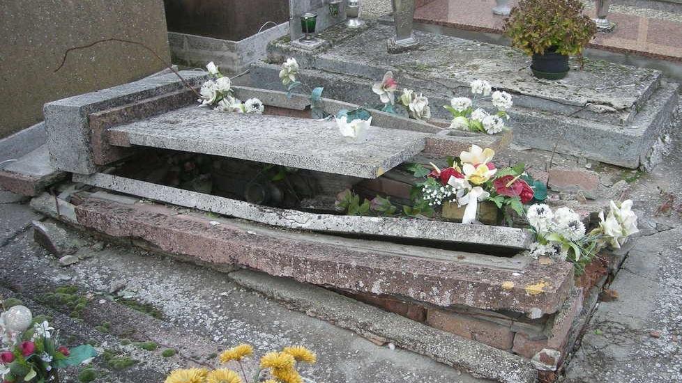 Tombe rotte, che degrado al cimitero