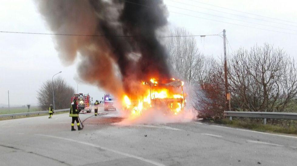 A Gavello la corriera dei ragazzi pendolari distrutta dalle fiamme