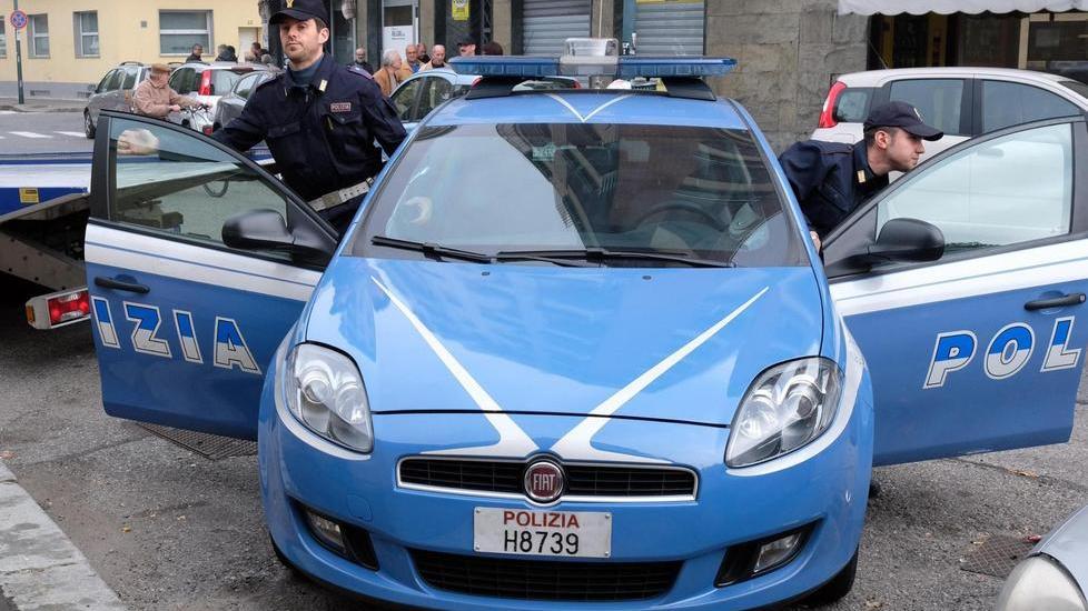 Scopre la ex con un altro e la prende a botte