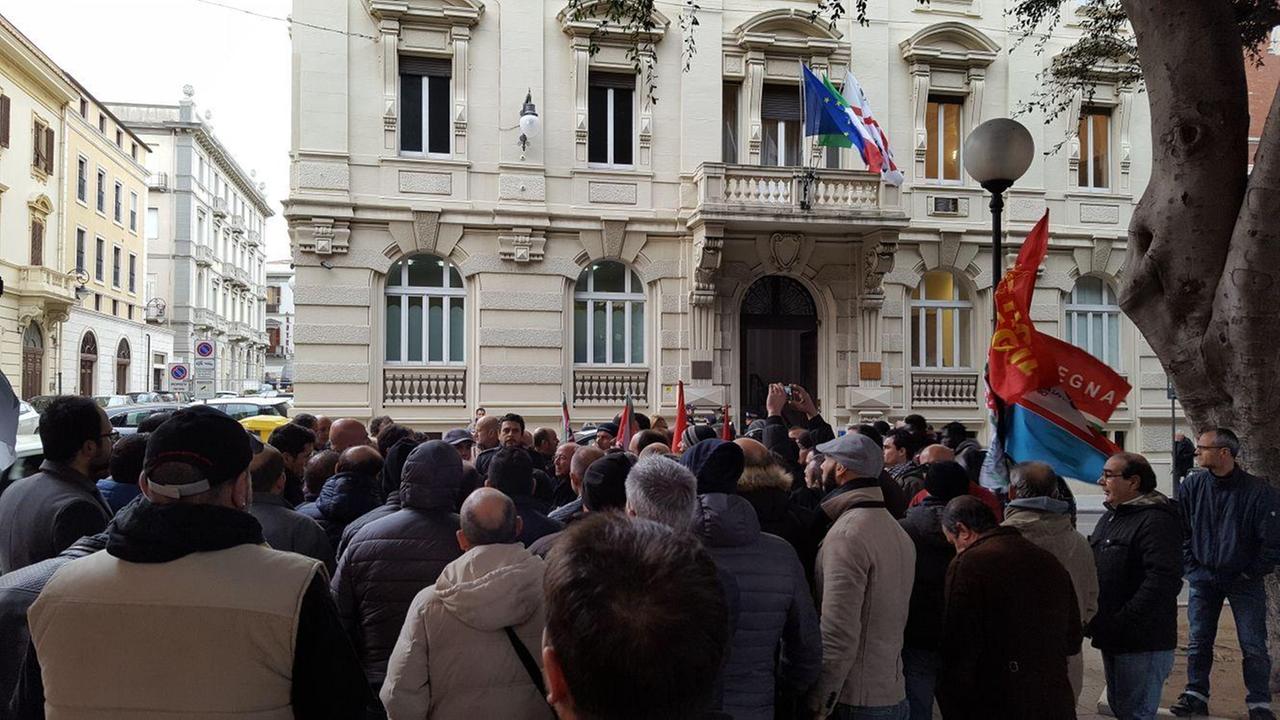 La protesta dei lavoratori in piazza del Carmine