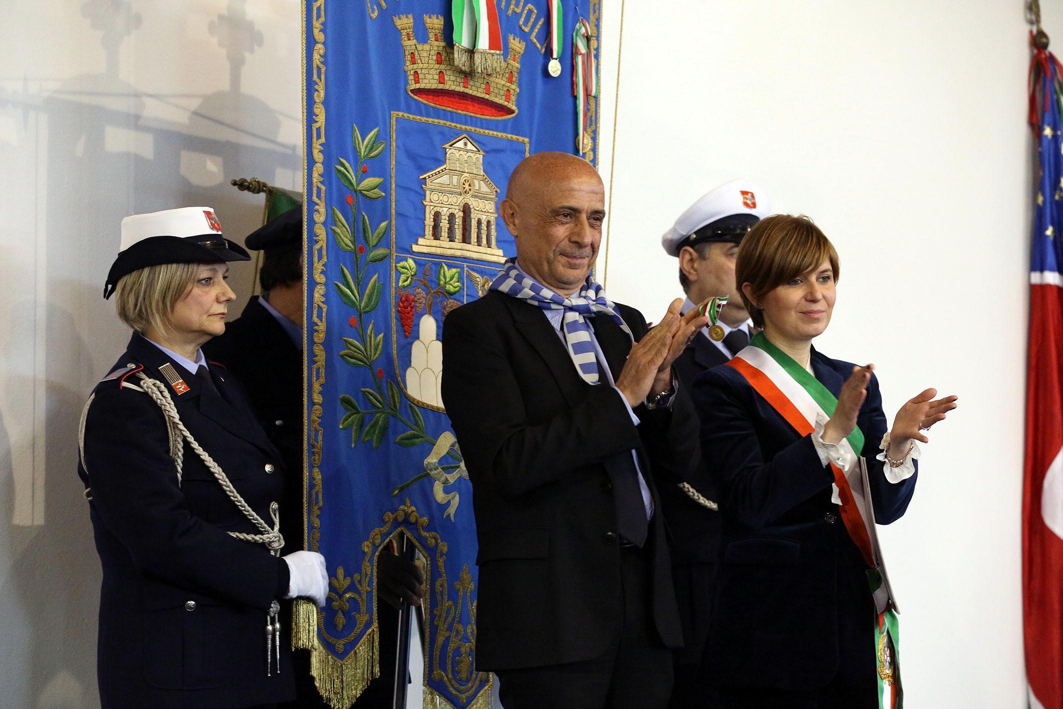 Il ministro Minniti con la sindaca Barnini (Foto Agenzia Carlo Sestini)