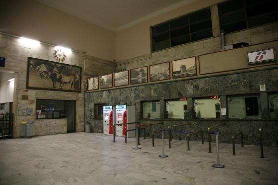 La lite alla stazione di Viareggio finisce a coltellate feriti due stranieri 