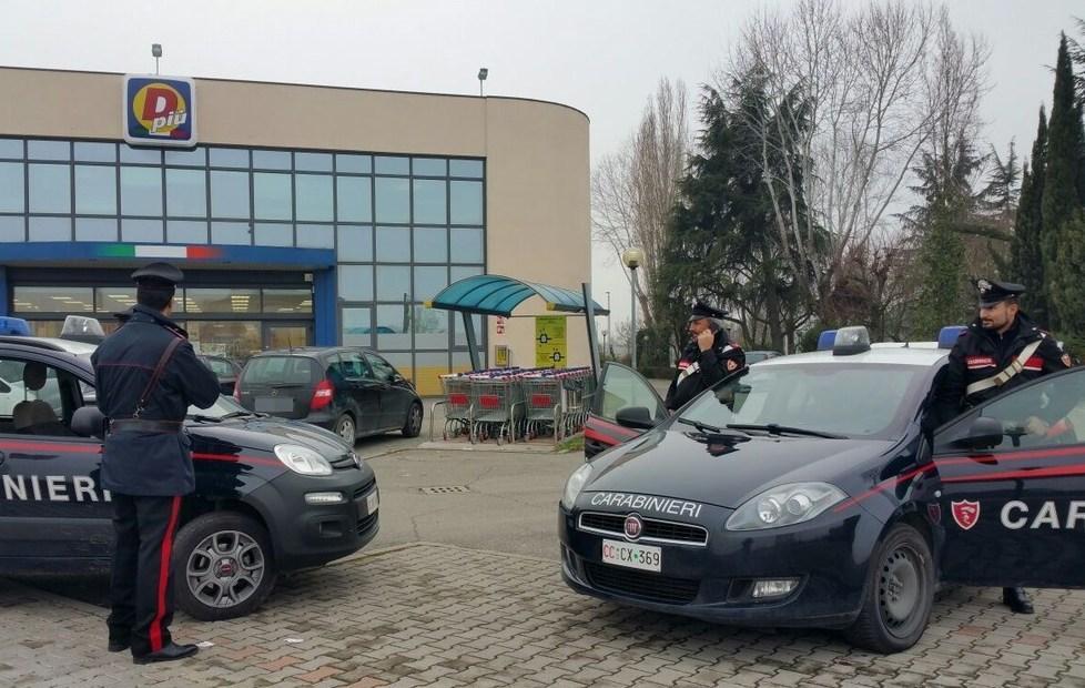 Operaio armato di pistola rapina un market 