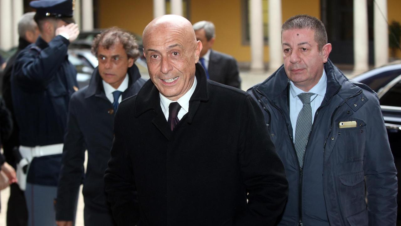 Il ministro Marco Minniti oggi 18 gennaio in Sardegna