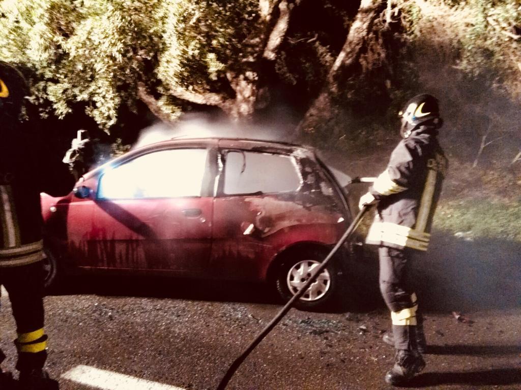 Incendi di auto nella notte: sei macchine distrutte