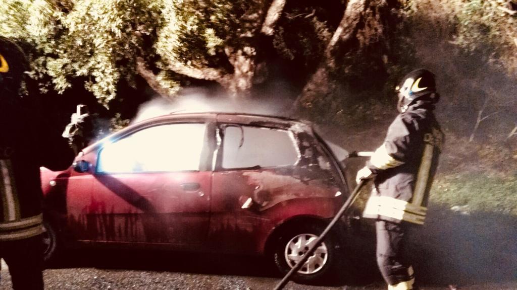 Incendi di auto nella notte: sei macchine distrutte
