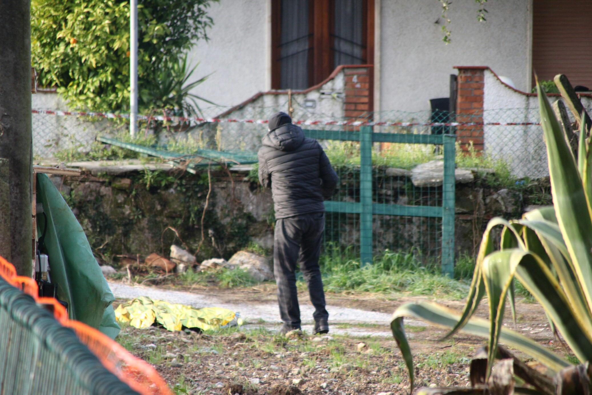 Trovato cadavere nudo di un uomo nel giardino di una casa in ristrutturazione