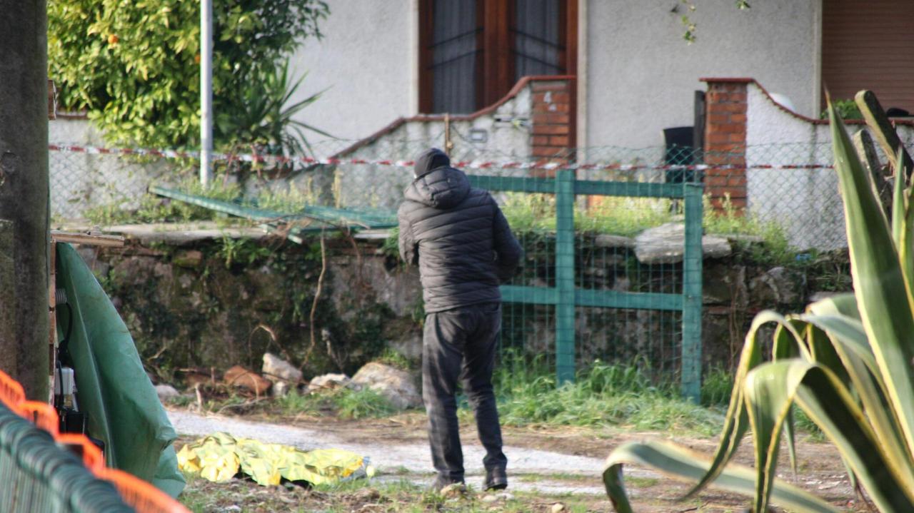Trovato cadavere nudo di un uomo nel giardino di una casa in ristrutturazione