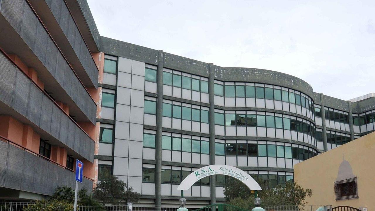 L'edificio che ospitava la Rsa