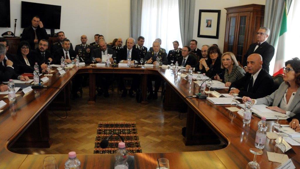 Il tavolo al completo col ministro dell'Interno Marco Minniti in prefettura a Nuoro (foto Massimo Locci)