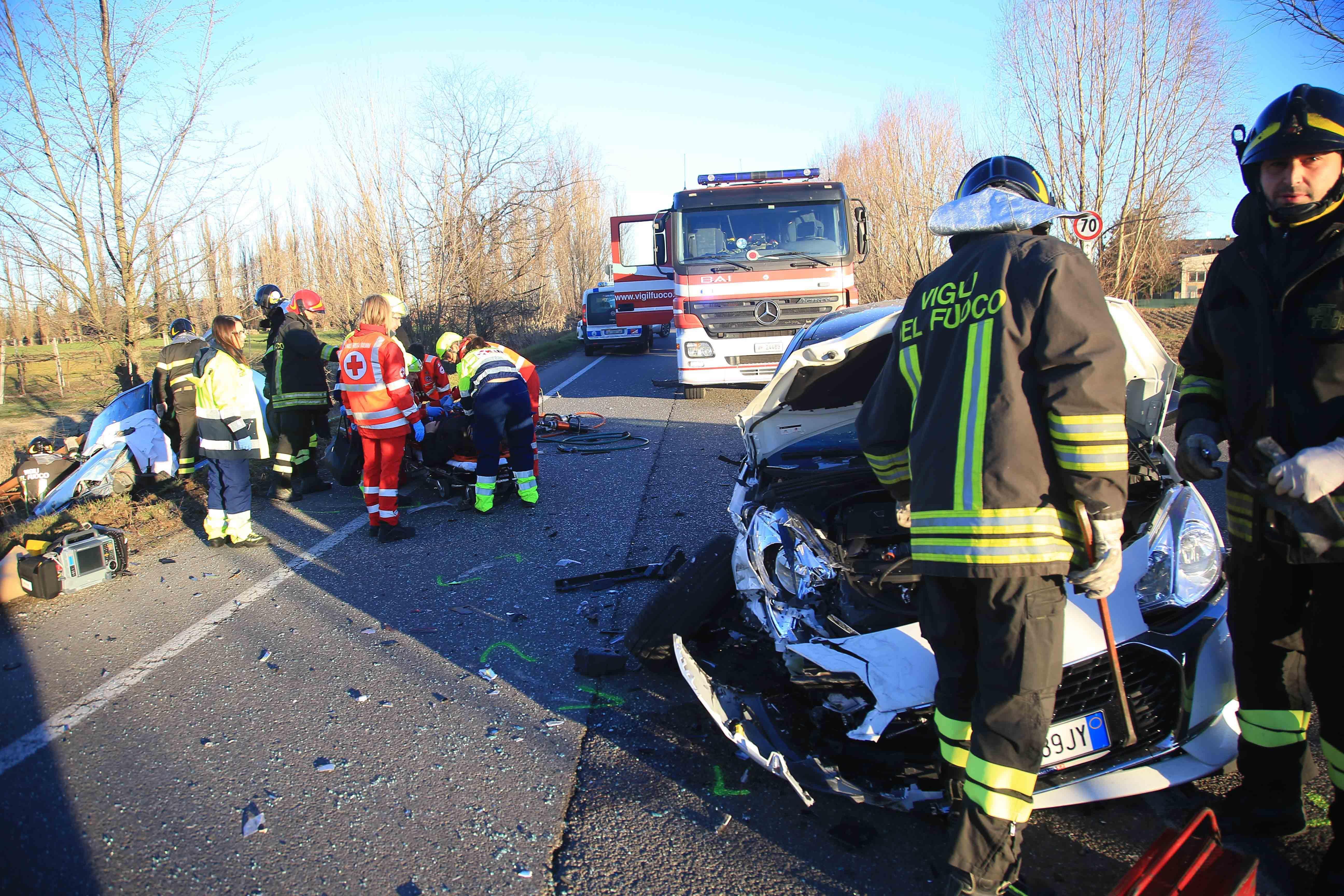 Reggio Emilia, tre donne ferite in un incidente a Sesso: una resta incastrata