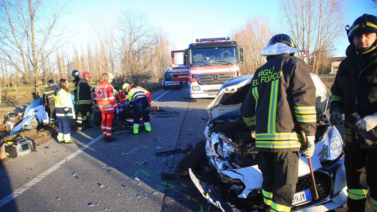 Reggio Emilia, tre donne ferite in un incidente a Sesso: una resta incastrata