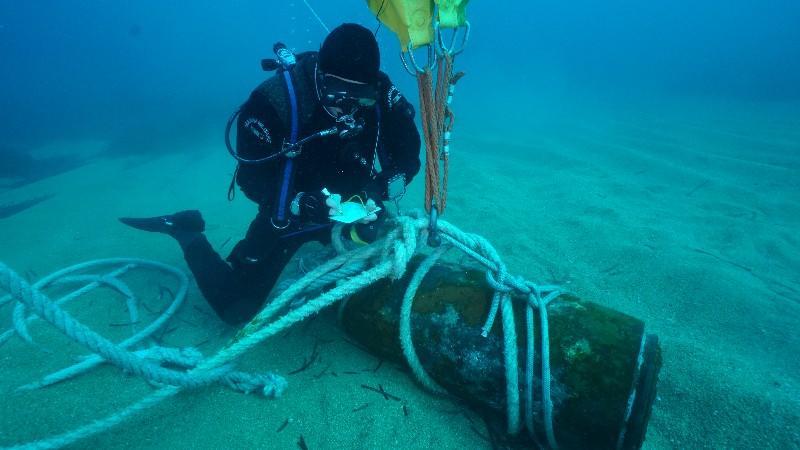 L'operazione di imbragamento della bomba d'aereo risalente alla II guerra mondiale