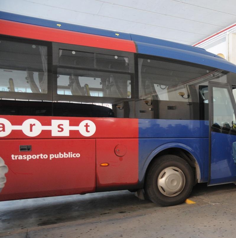 Lanciano dal bus un sedile: colpita un'auto 
