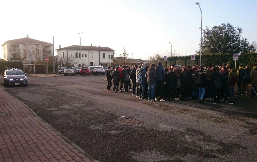 I bagni della scuola messi ko dagli incivili 