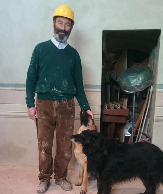 Don Donato Agostinelli con i suoi cani