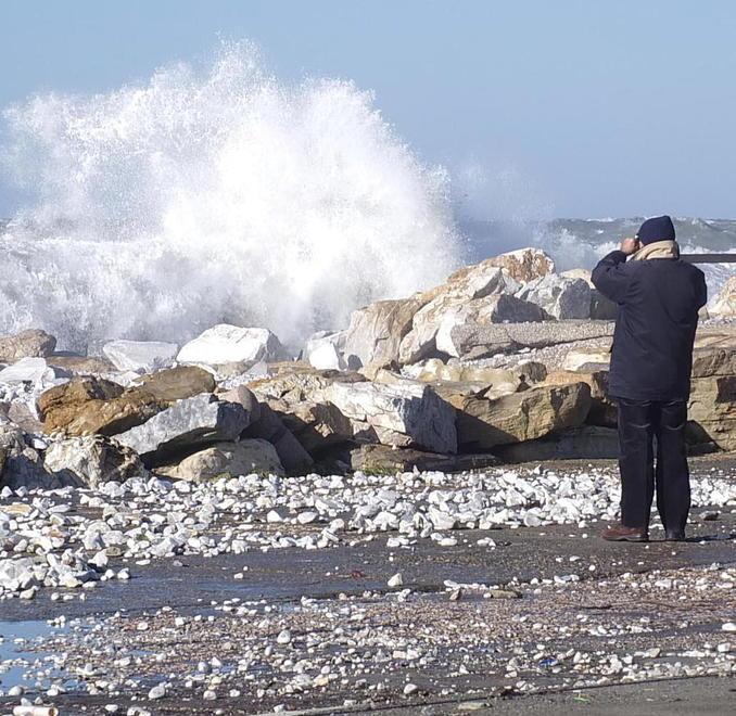 Pioggia di sassi sul lungomare di Marina 