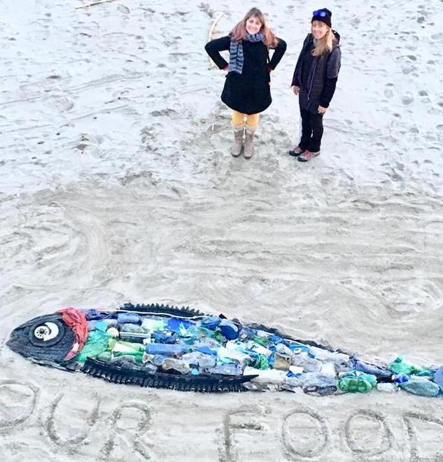 Sardina scolpita con rifiuti di plastica