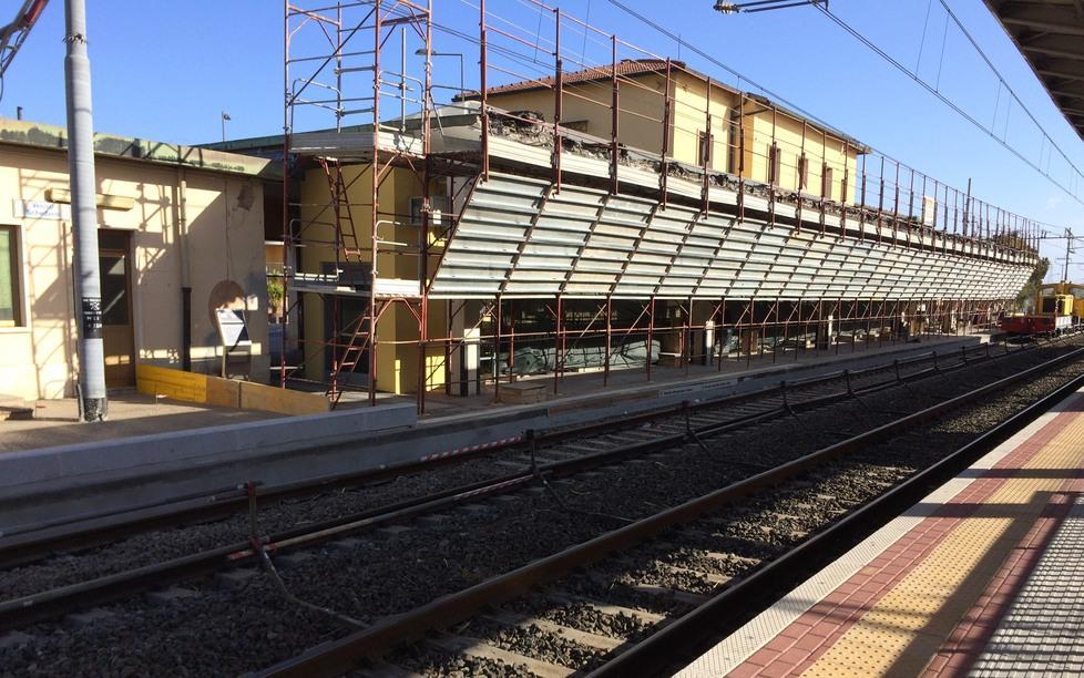 Stazione di Campiglia, ancora lavori in corso ma lo scalo è un deserto 
