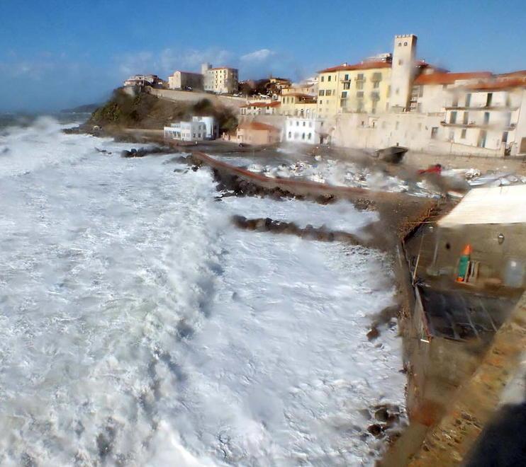Vento a 120 km all’ora, il mare attacca di nuovo il ristorante Serendipity 
