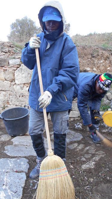 Ecco i migranti che ripuliscono la Città Antica 