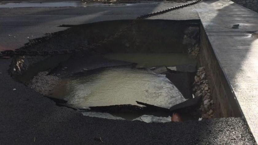 Tempesta di vento e mareggiata viale Italia chiuso