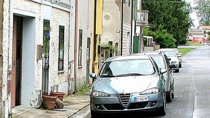 Tenta di investire i carabinieri