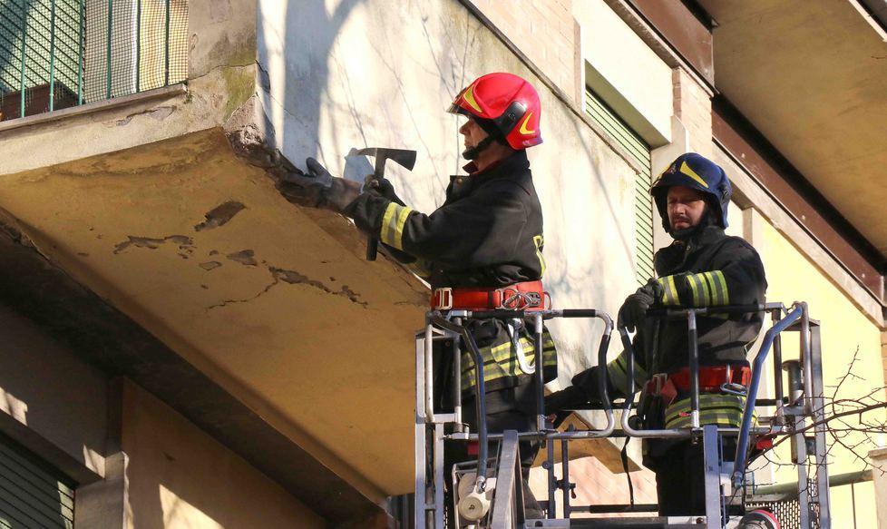 Disagi per il vento, cadono pali e tegole