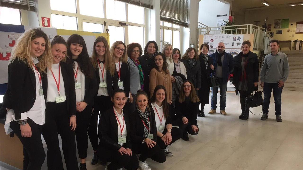 Studentesse impegnate nel progetto "Pontedera Orienta"