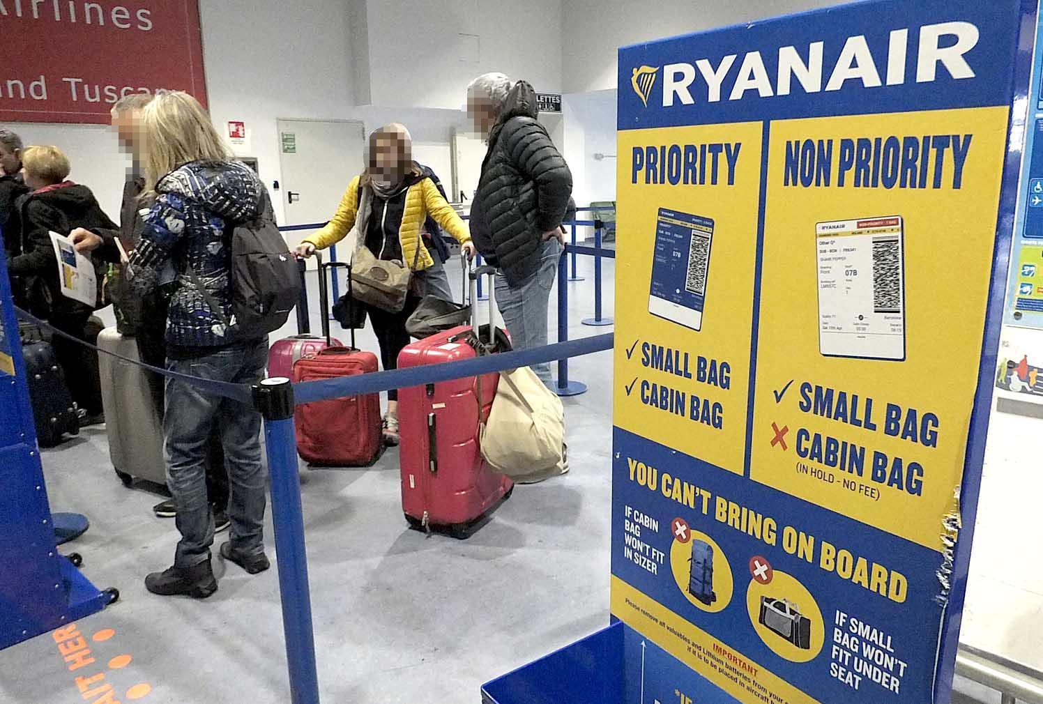 Ryanair, il trolley è un lusso. Paghi per portarlo in cabina - Video 