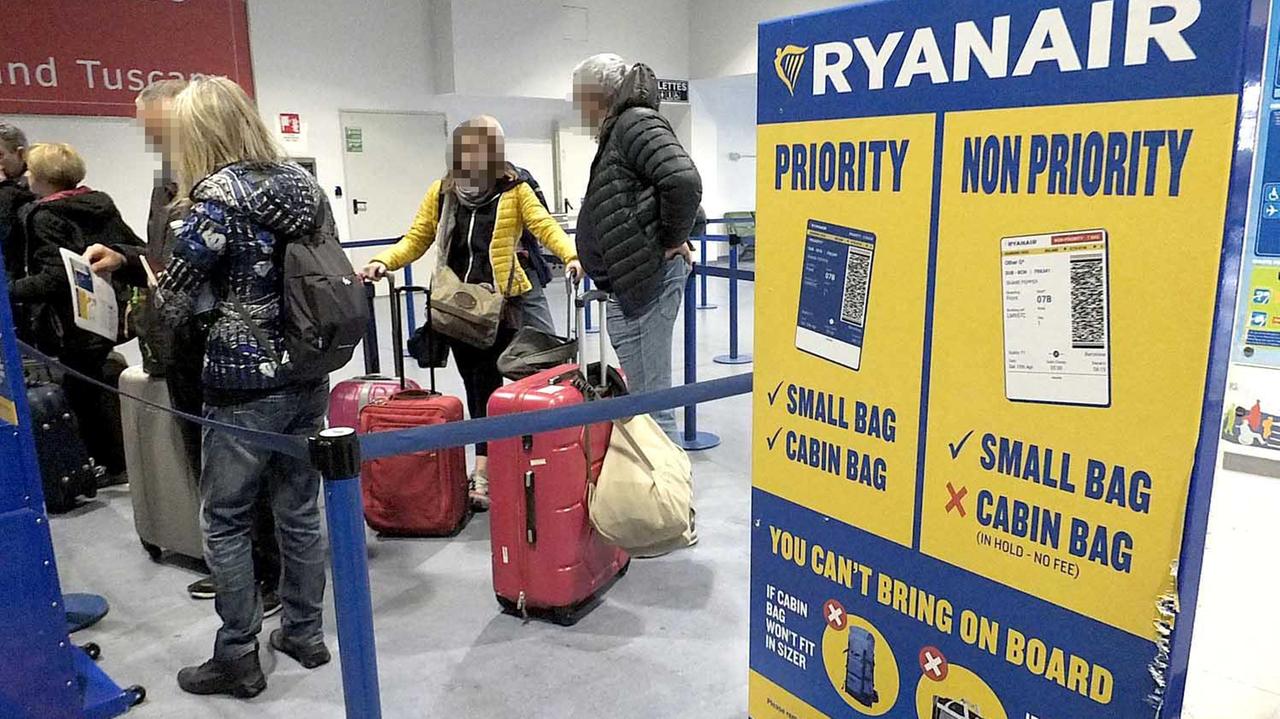 Ryanair, il trolley è un lusso. Paghi per portarlo in cabina - Video
