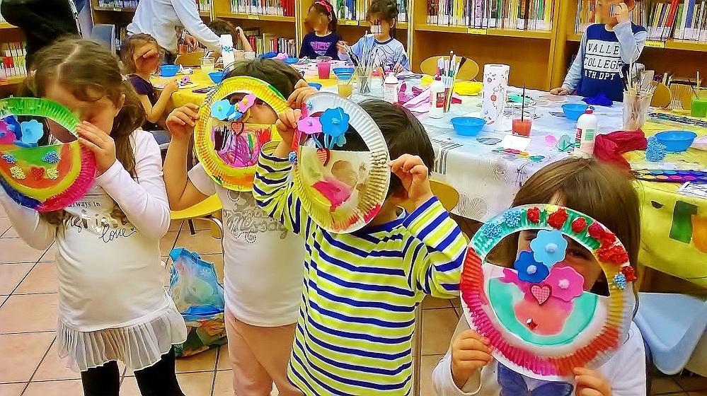 Olbia, ragazzi e bimbi coinvolti nei laboratori di fumetto e maschere di Carnevale 