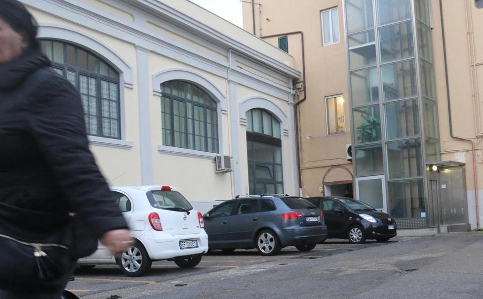 Disabile in carrozzina scippato sotto casa 