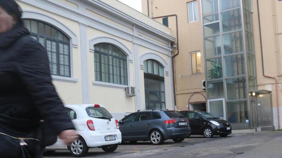 Disabile in carrozzina scippato sotto casa
