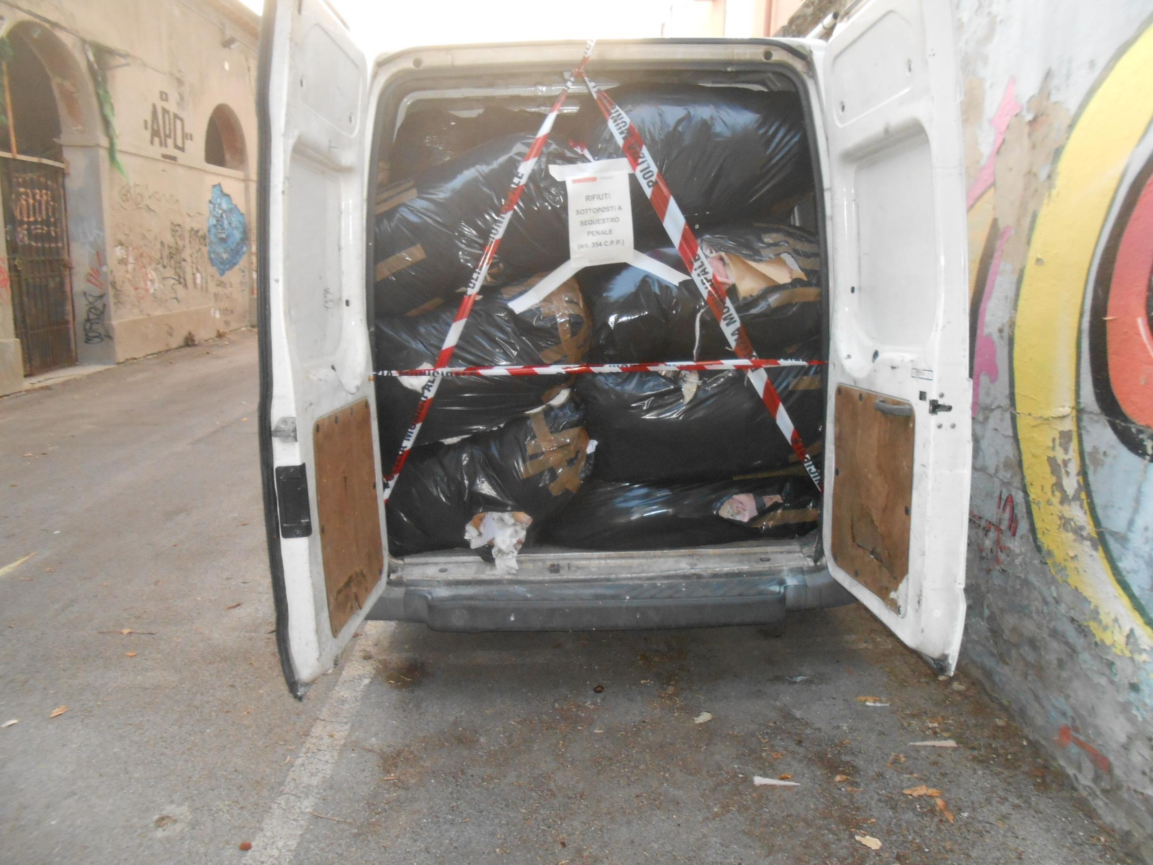 Un furgone carico di scarti tessili (Foto d'archivio)