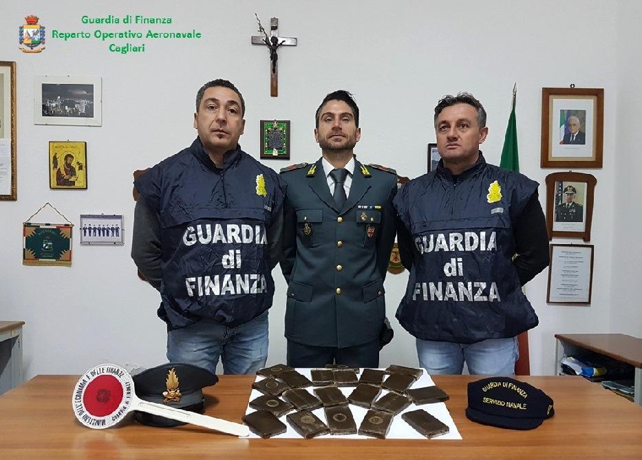 La Maddalena, con la droga nel traghetto: arrestato un giovane 