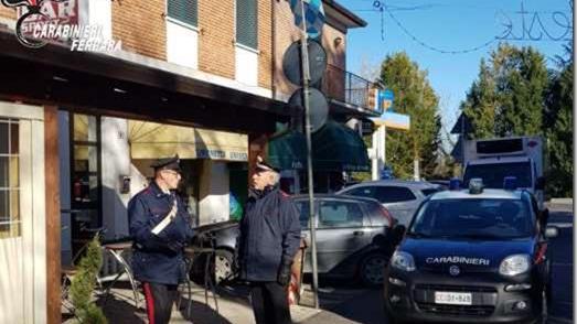 I carabinieri davanti al bar