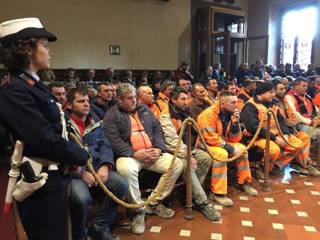 Una protesta dei lavoratori della Varvarito in consiglio comunale (foto d'archivio)