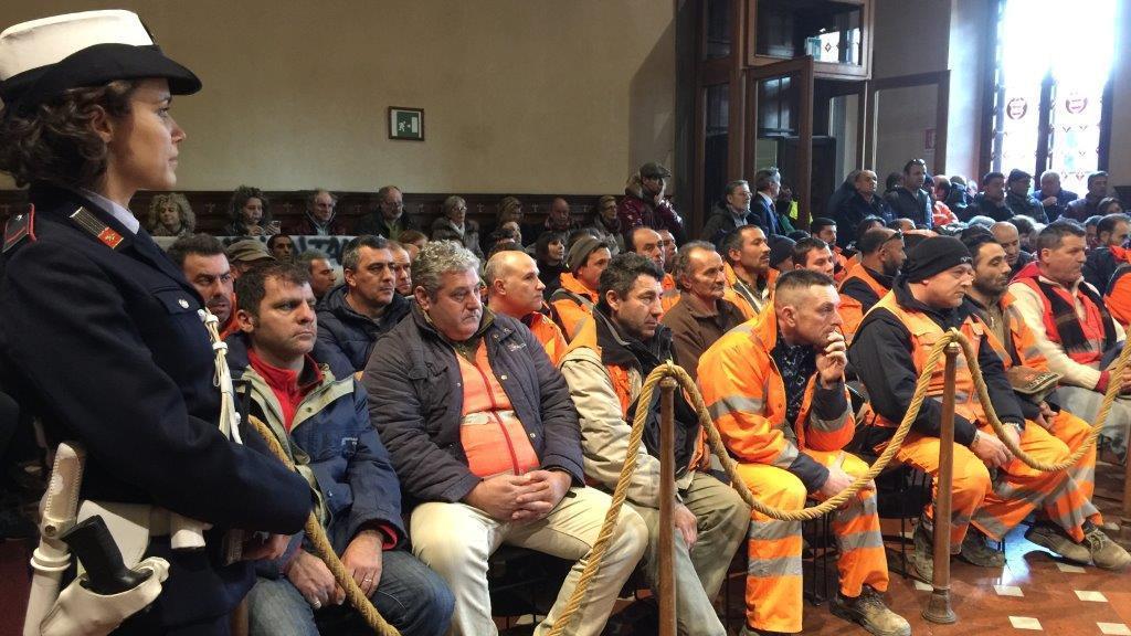 Una protesta dei lavoratori della Varvarito in consiglio comunale (foto d'archivio)