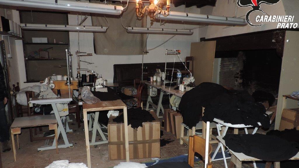L'interno dello scantinato con le macchine tessili